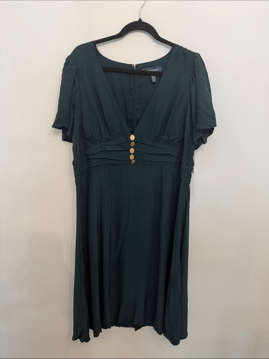 Modcloth Dresses & Skirts - Emerald Green V-Neck Button-Front Women's Dress